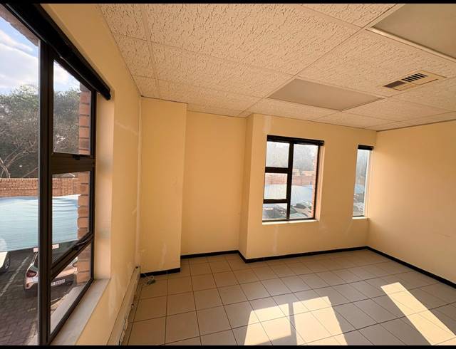 144M² OFFICE TO LET IN FOURWAYS